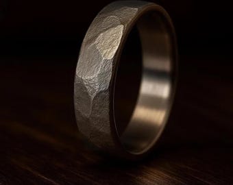 Alianza de boda de titanio facetado hecha a mano: anillo de compromiso rústico