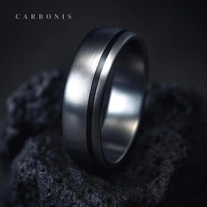 Handgefertigter Ehering aus Titan & Karbonfaser: Moderner Verlobungsring