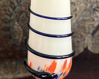 Vase d'art bohème tchèque 20 cm, blanc opaque avec base mouchetée et applique de verre bleu