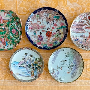 Japanische Sammlerteller: 5 Untertassen aus dem frühen 20ten Jahrhundert Kutani, Satsuma, Famille Rose, mit Geishas, Vögeln und Glyzinien