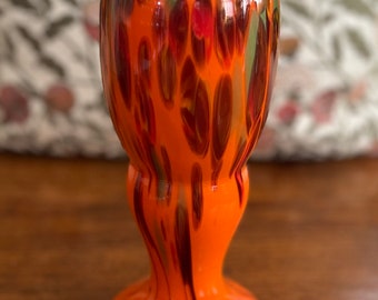 Vase artistique bohème de 10,25 po. de haut en verre tchèque, orange vif