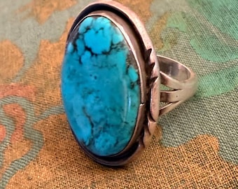 Anel vintage Navajo em prata de lei com turquesa, com marcação de libra.