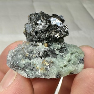 Great sphalerite with on green quartz with chlorite includings, Bulgaria, Crystal, Gift, N9075