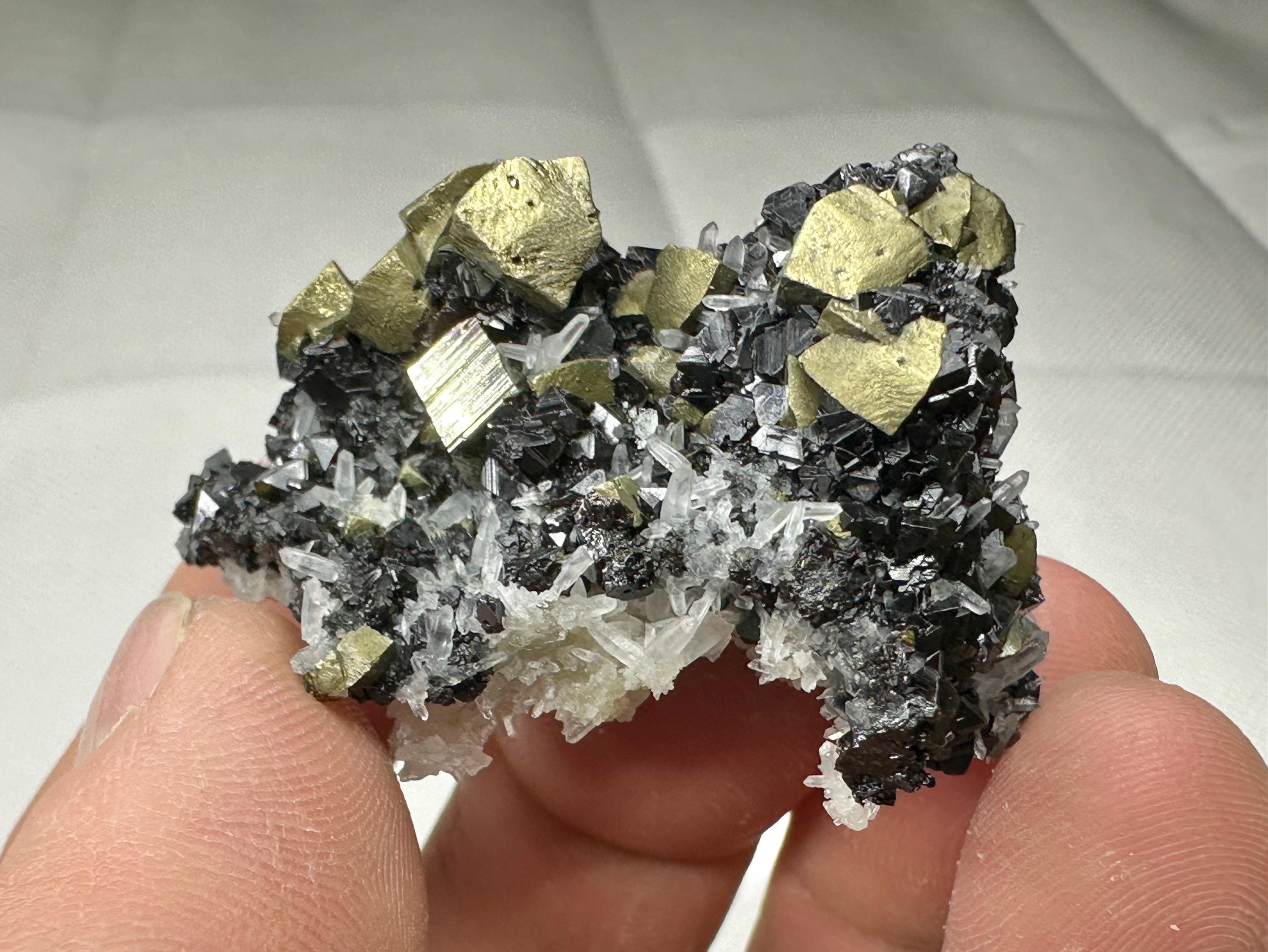 素晴らしい黄銅鉱、閃亜鉛鉱、黄鉄鉱、石英、ブルガリア、天然水晶