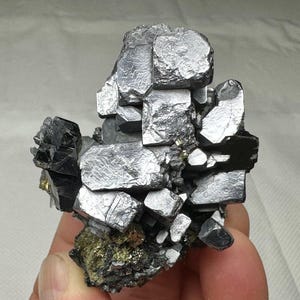 ブルガリア、マダンの有名な9月9日鉱山産の閃亜鉛鉱と黄銅鉱を含む大きな骨格方鉛鉱、天然水晶、N6975