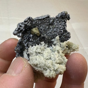 石英上の黄銅鉱を伴う美しい珍しい骨格方鉛鉱、マダン、ブルガリア、鉱物、天然水晶、最高の状態、N5332