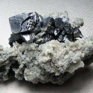 ブルガリア、マダンの有名な 9 月 9 日鉱山産の石英上の興味深い方鉛鉱の形態、鉱物、天然水晶、ギフト、N3747