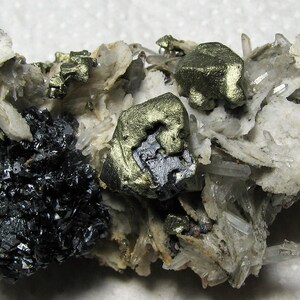 Wunderschöner Chalcopyrit mit Quarz, Sphalerit und Calcit aus der berühmten Mine vom 9. September, Madan, Bulgarien, Mineral, N1766