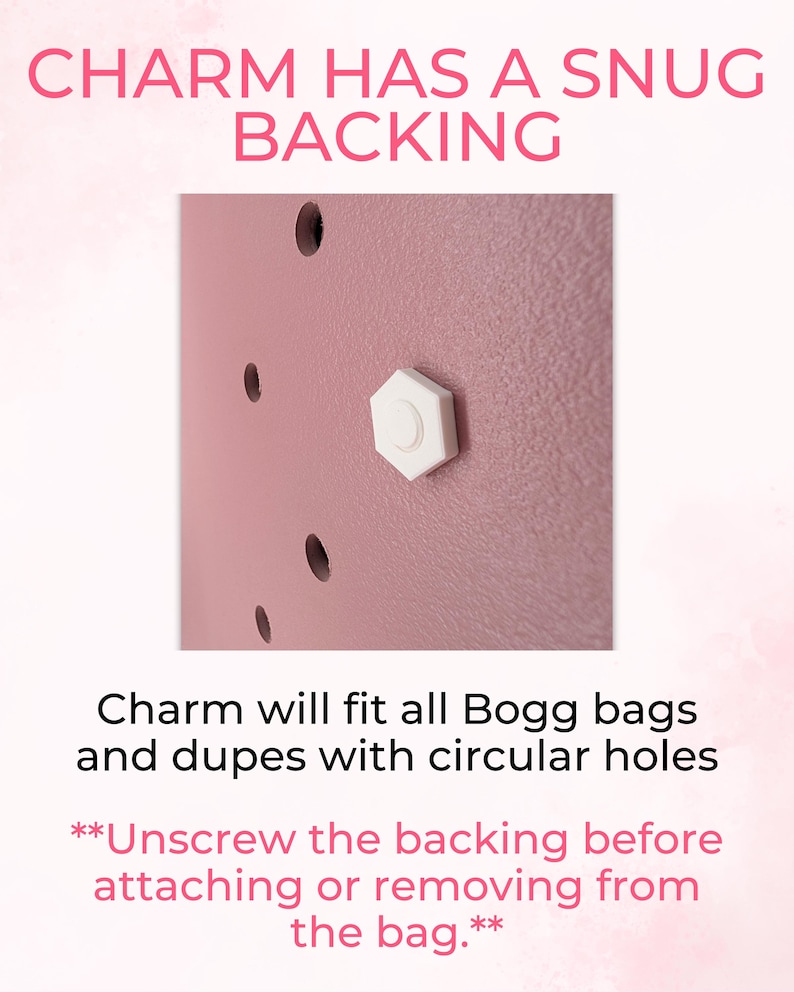 K&ouml;nnte beinhalten: Nahaufnahme einer rosa Oberfl&auml;che mit einer wei&szlig;en, sechseckigen Charm-R&uuml;ckseite. Der Text "CHARM HAS A SNUG BACKING" steht oben. Der Text "Charm will fit all Bogg bags and dupes with circular holes" steht darunter.
