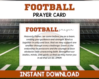 Könnte beinhalten: Eine druckbare Fußball-Gebetskarte mit einem grünen und weißen Fußballfeld im Hintergrund. Die Karte zeigt den Text "FOOTBALL PRAYER CARD" in brauner Schrift und "FOOTBALL prayer" in brauner Schrift mit handschriftlichem Stil. Der Gebetstext ist in schwarzer Schrift und lautet: "Himmlischer Vater, wir kommen vor dich als Team, suchen deine Führung und Stärke. Binde uns zusammen in Einheit und Liebe, damit wir uns gegenseitig durch jede Herausforderung unterstützen können. Gib uns die Ausdauer, um durchzuhalten, und den Mut, uns den Hindernissen mit unerschütterlichem Glauben zu stellen. Stärke unsere Körper, Geist und Seele, damit wir dich in allem, was wir tun, ehren können. AMEN". Am unteren Rand der Karte steht "INSTANT DOWNLOAD" in brauner Schrift.