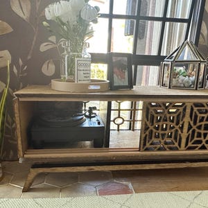 Aparador artesanal para casa de muñecas a escala 1:12 - &quot;Zaria&quot;, mueble de TV/tocadiscos/mueble de almacenamiento de mediados de siglo - Muebles en miniatura