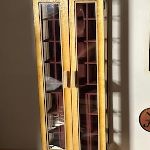 Puppenstube &quot;&quot;Zayden&quot;&quot; Abstrakt Moderne Vitrine - Ziegelrot/Holz | 1:12 Miniatur Möbelstück