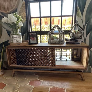 Aparador artesanal para casa de muñecas a escala 1:12 - &quot;Zairi&quot;, mueble de TV/tocadiscos/almacenamiento moderno de mediados de siglo - Muebles en miniatura