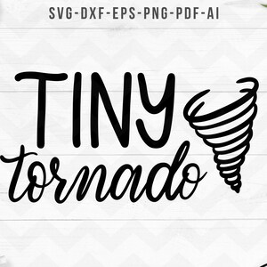 Può includere: Grafica in bianco e nero con il testo "Tiny Tornado" e un'immagine stilizzata di un tornado.