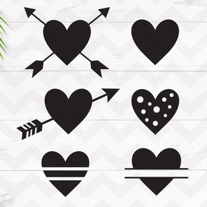 Può includere: Set di sei file di taglio SVG a forma di cuore nero. I cuori presentano diversi design, tra cui frecce, pois e un cuore diviso per aggiungere testo.