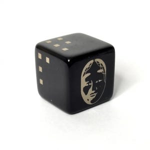 女性用能面黒ダイス、日本の能面女面おかめ、6面D6ダイス（シングル）、TTRPG、角が四角い、レアコレクション、ドラタコジャパン
