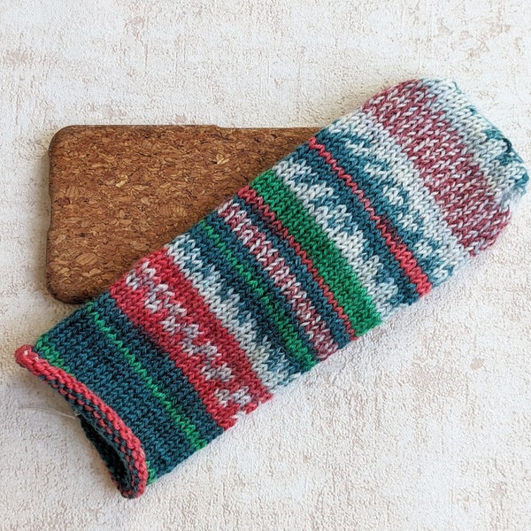 Handysocke gestrickt Winterfarben Grün  Rot Weiß Handgestrickt in glattrechts mit Rollbündchen