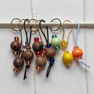 Maschenmarkierer Holz 10 Stück im Set Holzperlen Ø 8mm Natur oder bunt mit Ringen, Klammern oder Schlaufen