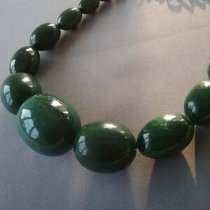 Vintage necklace type pin-up ras-de-neck made of large emerald green plastic beads, very nice gold closing chain / hook