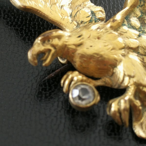 Broche porte-montre dorée en forme d'aigle américain (American Bold Eagle) avec zircon entre ses serres circa 1950, fermeture en C