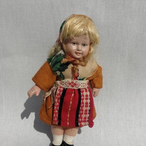 Bambola popolare in celluloide della Norvegia del 1950, capelli biondi e costume tradizionale di qualità, sciarpa. Acquistato a Oslo nel 1951