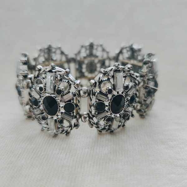 Bracelets à médaillons monté sur élastique, circa 1960, belle dentelle de métal argenté, strass rectangulaire et onyx à facette, superbe