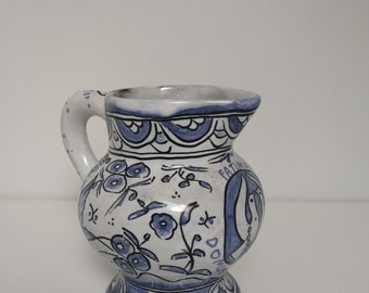 Mooie keramische pitcher exercito azul internacional Portugal, kleine Portugese kruik versierd met prachtige blauwe kleuren voor uw zomertafel