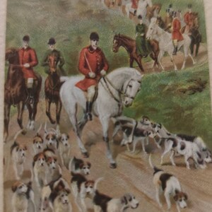 Carte postale ancienne, paysage de chasse à courre, chevaux, cavaliers avec redingote rouge et bombes, chiens de chasse, calligraphie