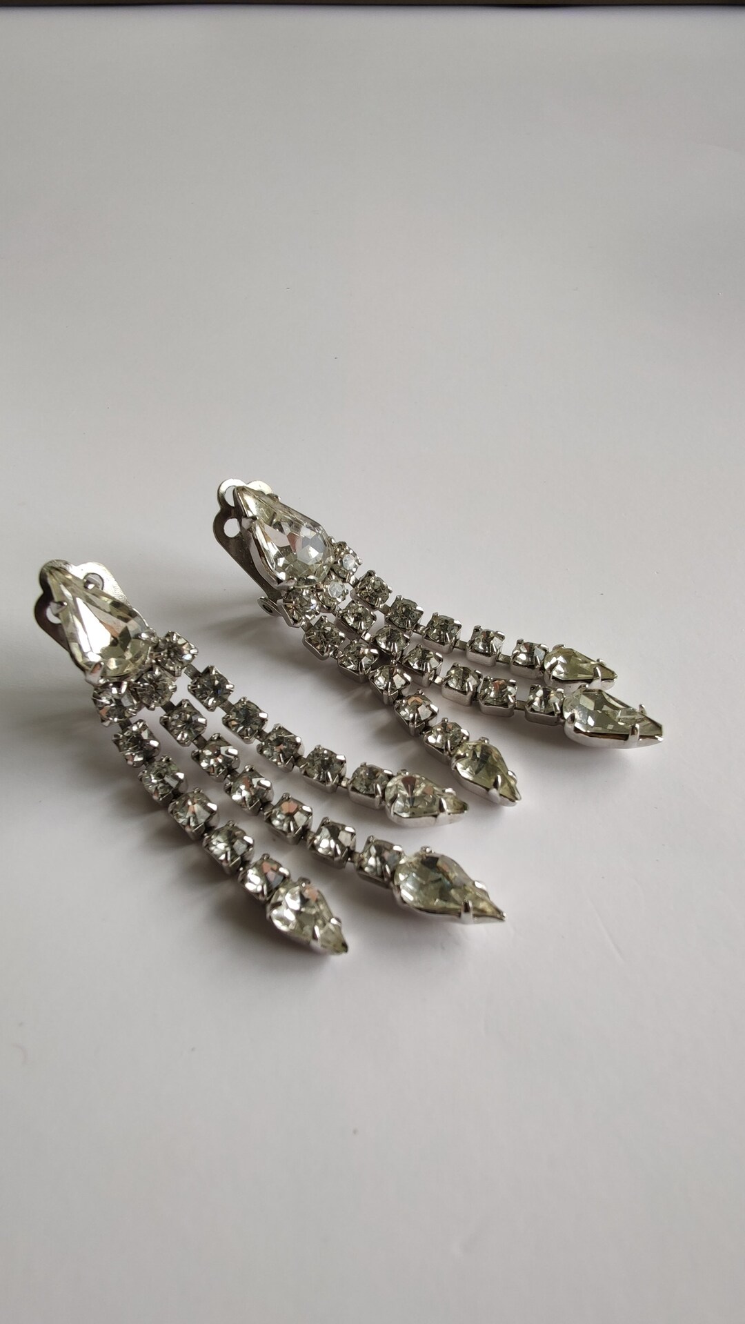 Boucles D'Oreilles Clip Longues Pendantes En Strass Transparent - Griffes à Facettes - Occasion