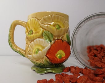 Mok met klaprozen in Japanse drijfmest, kleurrijke majolica midden 20e eeuw, gemaakt in Japan van het type geïmporteerd door Fred Roberts in Californië.