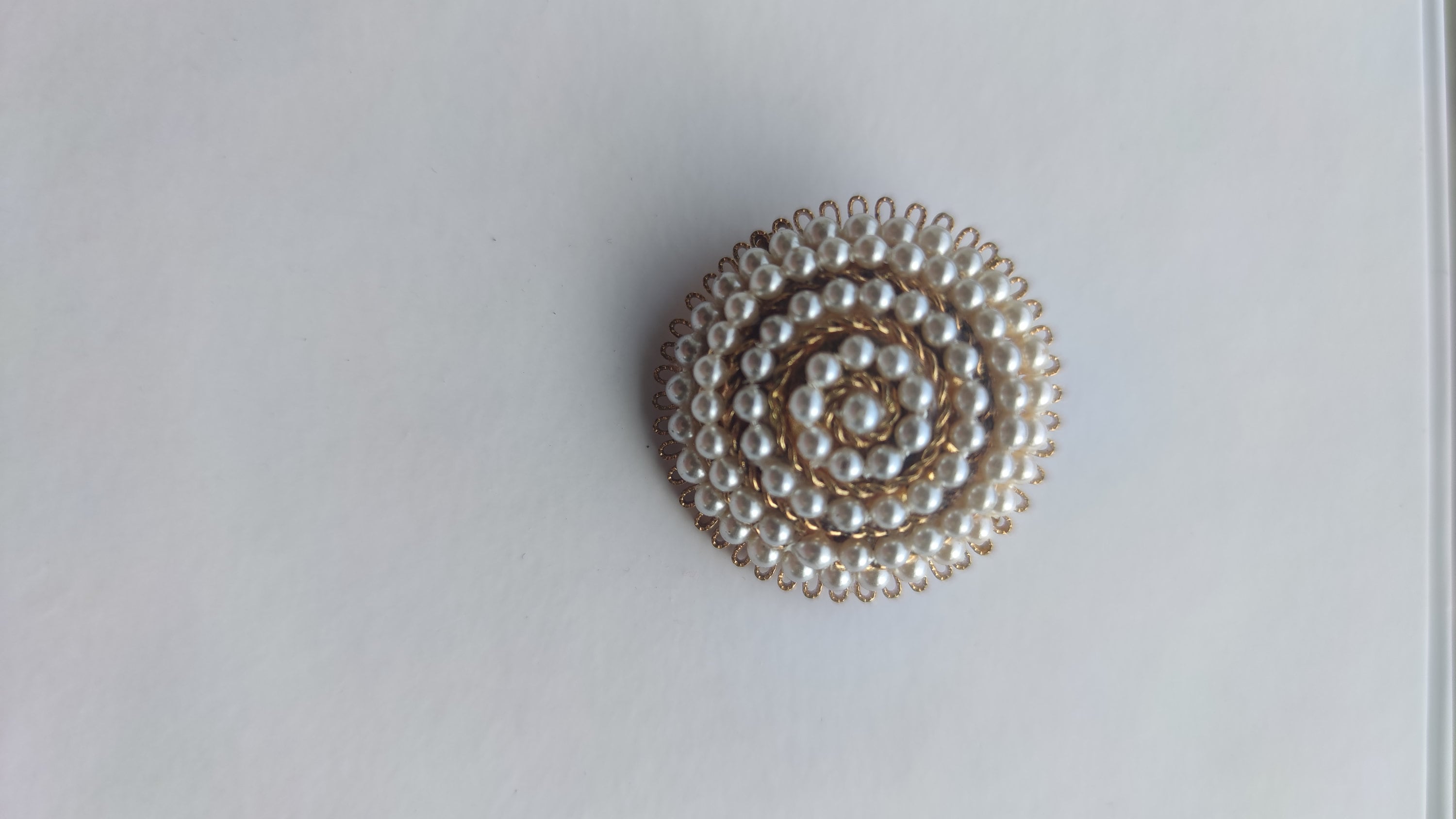 Broche Ronde Vintage Fantaisie - Métal Avec Perle Centrale Noire - Occasion