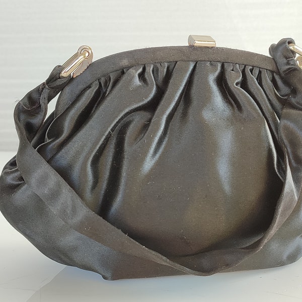 Superbe pochette en satin noir profond du milieu de siècle, pochette de soirée vintage très élégante avec lanière satin