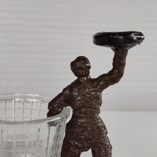 Originale statuette de porteur de plateau en métal (bronze?) plissé façon bandelette de momie sans socle , posture de serveur avec plateau