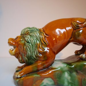 Two-tone ceramic lion, beautiful slurry, porcelain posture enamelled with the most beautiful effect in a library. Porcelain