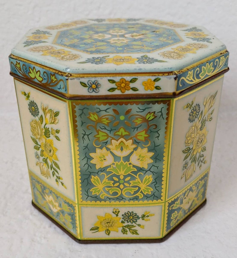Vintage DAHER Decorative Mosaic Floral Round Metal Tin w// Lid Made In England 8”