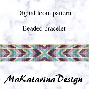 Puede incluir: Patrón de telar digital para un brazalete de cuentas con un diseño geométrico con cuentas moradas, verde azulado y azul claro. El patrón se llama "MaKatarina Design".
