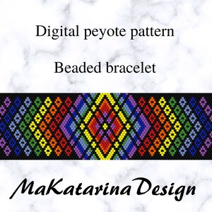 Op de afbeelding: Een digitaal peyote-steekpatroon voor een kralenarmband met een regenboogkleurenschema. Het patroon is op een zwarte achtergrond en heeft een diamantvorm in het midden.