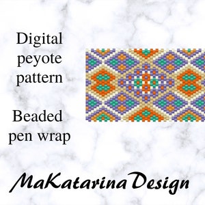 Op de afbeelding: Digitaal peyote-parelpatroon voor een parelpenomslag. Het patroon heeft een geometrisch ontwerp met oranje, paarse, turquoise en witte kralen. De tekst "MaKatarina Design" staat onderaan de afbeelding.