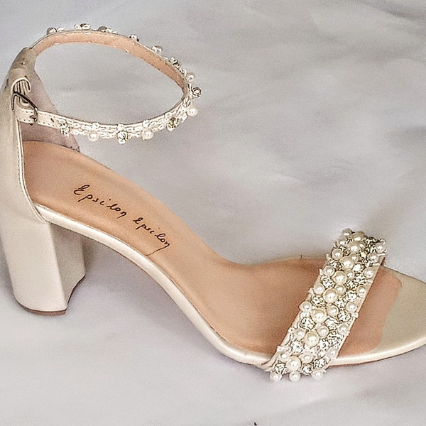 Elfenbeinfarbene Perlen-Hochzeitsschuhe für die Braut/Brautschuhe mit Blockabsatz/Perlen- und Strass-Ledersandalen/Brautabsätze