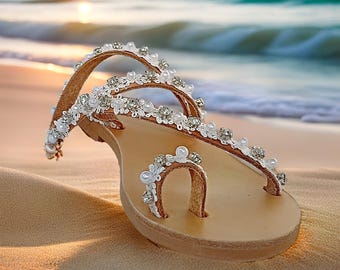 Płaskie sandały ślubne z perłami: skórzane buty ślubne na plażę