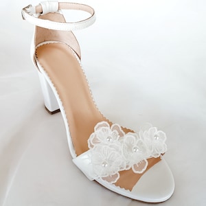 Sandali bianchi con tacco a blocco da sposa/Tacchi a spillo comodi fatti a mano con perle/Scarpe da sposa/Scarpe da sposa con fiori in organza/Tacchi a spillo da sposa color avorio