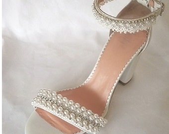 Witte parel bruiloft sandalen: handgemaakte leren bruids blokhakken