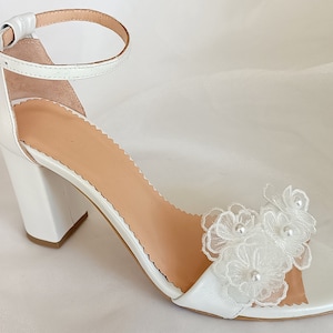 Handgefertigte Elfenbein Blockabsatz Brautsandalen: Organza Perlen Blumen Brautschuhe