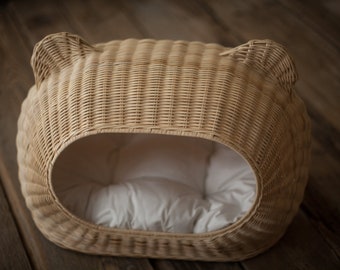 Cuccia per gatti realizzata artigianalmente in rattan naturale: rifugio accogliente realizzato artigianalmente