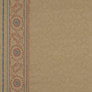 Puede incluir: Una tela beige con un borde estampado en rojo y azul. El borde presenta un dise&ntilde;o repetitivo de flores y hojas estilizadas.