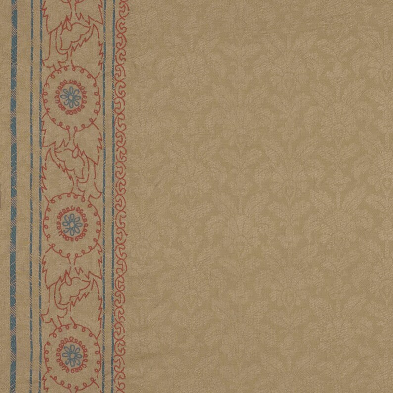 Puede incluir: Una tela beige con un borde estampado en rojo y azul. El borde presenta un dise&ntilde;o repetitivo de flores y hojas estilizadas.