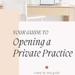Op de afbeelding: Lichtgekleurde afbeelding met een bureau, laptop, mok en witte stoel. De tekst luidt "YOUR GUIDE TO Opening a Private Practice" en "A step-by-step guide to opening your mental health private practice in Florida."