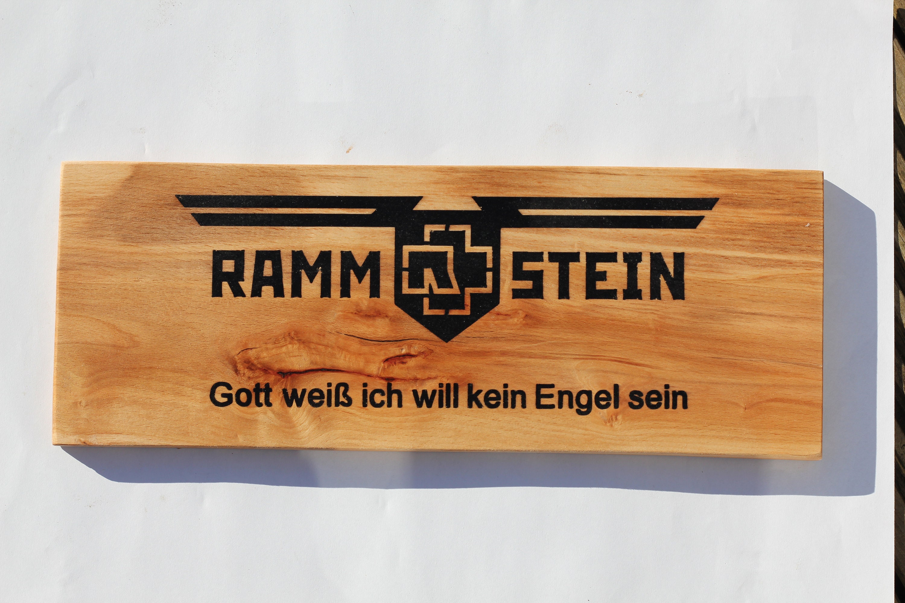 Spektakuläre Rammstein Zeichen, geschnitzt in Buche, Harz Inlay