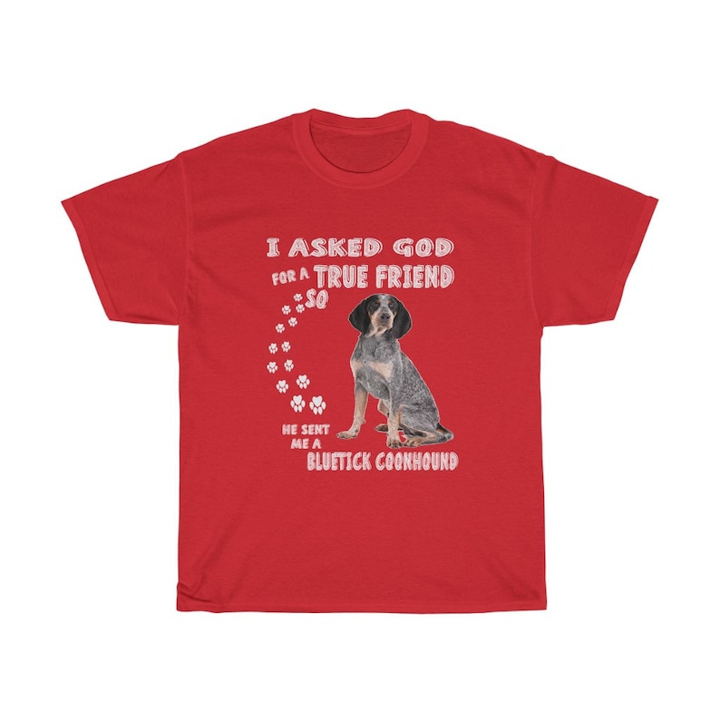 Pode incluir: Camiseta vermelha com um gr&aacute;fico branco de um c&atilde;o Bluetick Coonhound. O gr&aacute;fico diz "Eu pedi a Deus um verdadeiro amigo, ent&atilde;o ele me enviou um Bluetick Coonhound".