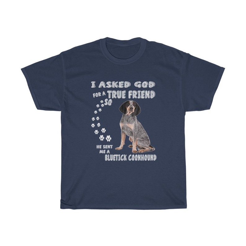Pode incluir: Uma camiseta azul marinho com um gr&aacute;fico branco de um c&atilde;o Bluetick Coonhound. O gr&aacute;fico diz "Eu pedi a Deus um verdadeiro amigo, ent&atilde;o ele me enviou um Bluetick Coonhound".